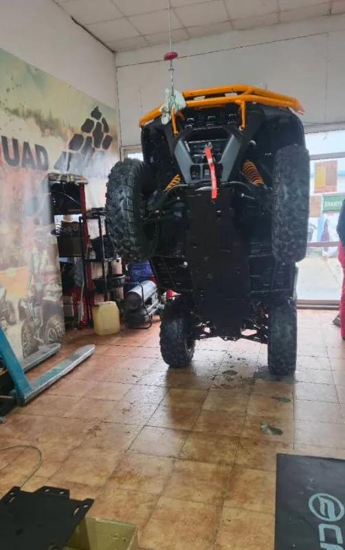 Vehicul în lucrare la service
